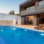 빌라 Yesilkoey 3 Bedroom Secluded With Private Pool Hot Tub *