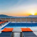 Yesilkoey 3 Bedroom Secluded With Private Pool Hot Tub 빌라