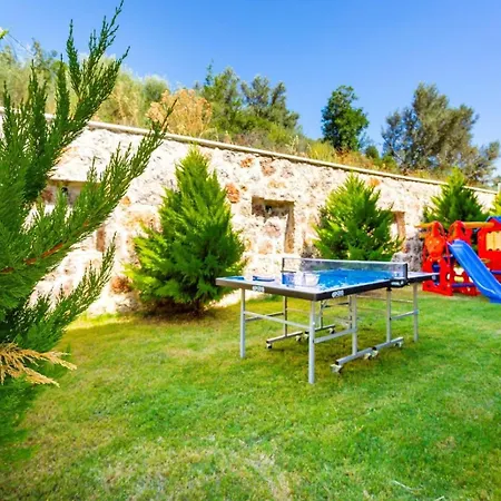 Yesilkoey 3 Bedroom Secluded With Private Pool Hot Tub