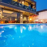 Yesilkoey 3 Bedroom Secluded With Private Pool Hot Tub *