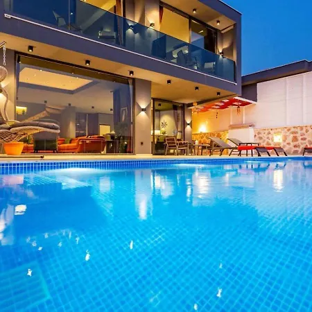 Yesilkoey 3 Bedroom Secluded With Private Pool Hot Tub *