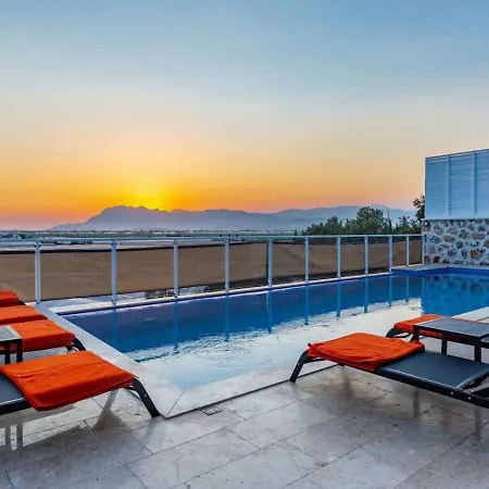 Yesilkoey 3 Bedroom Secluded With Private Pool Hot Tub 칼칸
