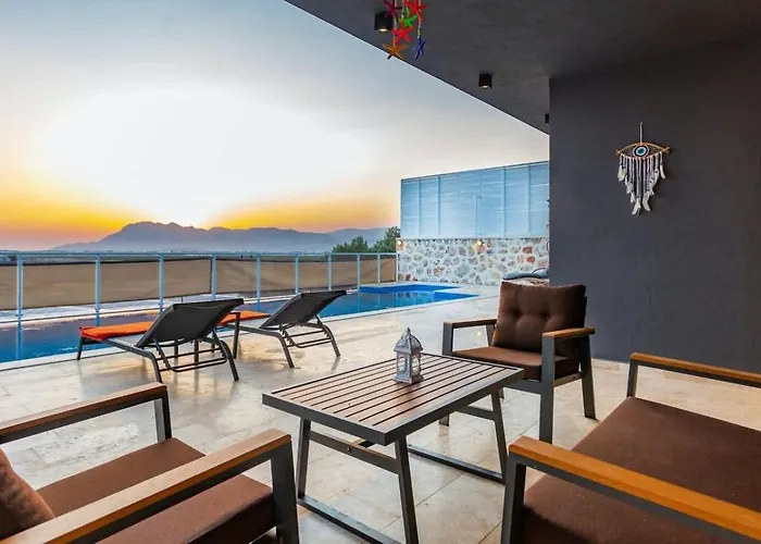 Yesilkoey 3 Bedroom Secluded With Private Pool Hot Tub فيلة