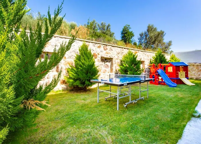 Yesilkoey 3 Bedroom Secluded With Private Pool Hot Tub