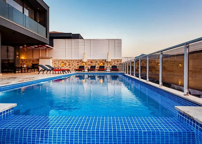 Yesilkoey 3 Bedroom Secluded With Private Pool Hot Tub فيلة